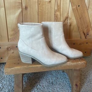 NWOT Dolce Vita ankle booties